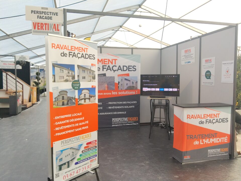 Stand d'exposition Perspective Façades avec affiches et écran